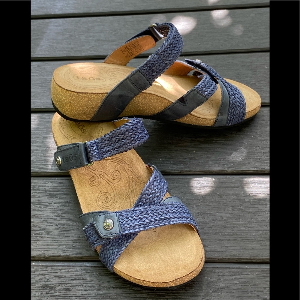 Taos navy slide-on sandals “Trulie”, size 6-6.5